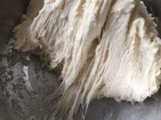 1、酥面包,先做中种,提前一天把中种材料混合均匀即可,入冰箱冷藏17-24小时低温发酵,发好后可以看到蜂窝和拉丝,如图