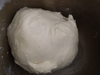2、酥面包,把发好的中种面团加入主面团材料一起揉出薄膜,我用面包机揉了45分,出手套膜