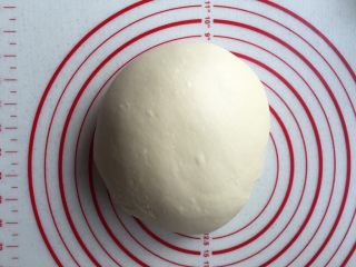 3、酥面包,揉好的面团不用再发,盖保鲜膜静置松弛20分