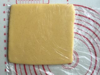 5、酥面包,入保鲜袋擀成正方形大片,略厚些