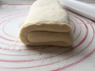 7、酥面包,包裹严密后擀成长方形,左右折叠如图