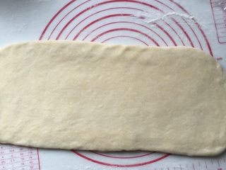 10、酥面包,擀成长方形薄厚均匀大片后再次折叠一次