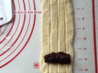 12、酥面包,四条一组擀开擀长,一端放入豆沙馅