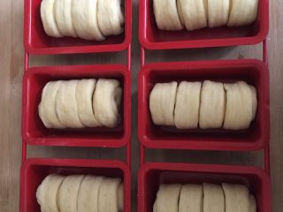 14、酥面包,入模具放温暖湿润处二发,温度不要超过25度