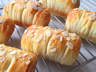 15、酥面包,二发好后表面刷蛋液撒杏仁片,入预热好的烤箱180度18-20分钟,上色满意即可