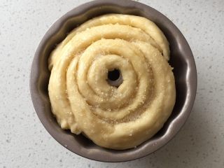 17、酥面包,剩余的边角料可以这样处理,一样的烤,我在表面刷蛋液撒了砂糖