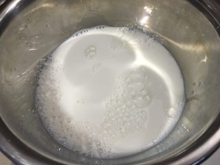 1、脆皮炸鲜奶~超好吃,材料:纯牛奶400g