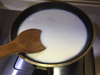 3、脆皮炸鲜奶~超好吃,倒入锅中小火加热