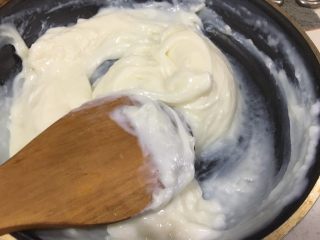 5、脆皮炸鲜奶~超好吃,成糊状后改中火,颜色微微透明即可