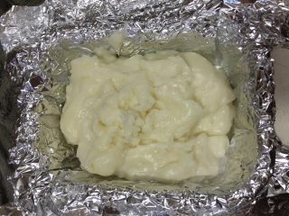 6、脆皮炸鲜奶~超好吃,倒入提前准备好的模具中(我用的是透明玻璃盒子,加上一层锡纸)刮平,冷藏两小时以上凝固。