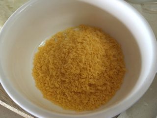 9、脆皮炸鲜奶~超好吃,另一个小碗准备面包糠(具体量根据实际情况拿捏,可以多准备一些)