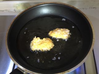 11、脆皮炸鲜奶~超好吃,热锅下油,将牛奶块放入烹炸至两面金黄即可!