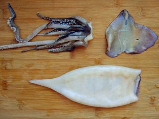 1、空气炸锅版鱿鱼圈,鱿鱼去头和内脏，撕去表皮