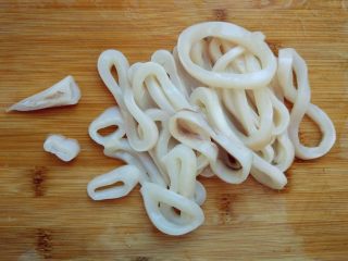 2、空气炸锅版鱿鱼圈,切成宽窄相当的圈