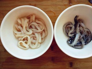 3、空气炸锅版鱿鱼圈,用少许鸡粉（或盐）和料酒、胡椒粉腌制片刻