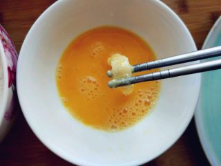 6、空气炸锅版鱿鱼圈,接着在蛋液中转一下