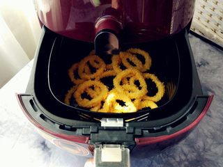 9、空气炸锅版鱿鱼圈,设置160度，3-5分钟左右，具体时长要根据鱿鱼圈的粗细和多少酌情增减