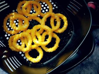 10、空气炸锅版鱿鱼圈,完成后拖动手柄，打开倒出即可