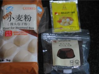 1、巧克力双色卷,食材准备好