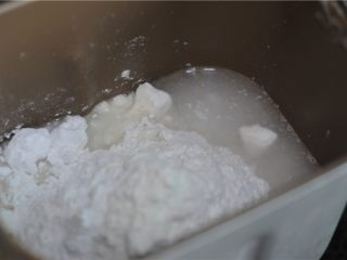 2、巧克力双色卷,先做白色的面团，将主料里的食材放入面包桶