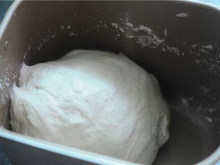 3、巧克力双色卷,设置两个揉面档，20分钟，面团揉好了。