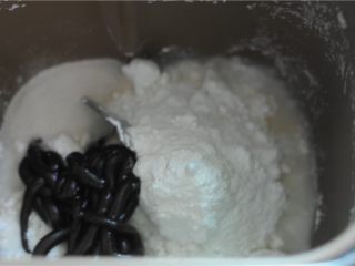 5、巧克力双色卷,辅料里的食材放入面包机