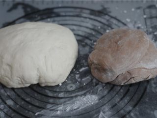 7、巧克力双色卷,两个颜色的面团差不多同时发好了，取出，排气