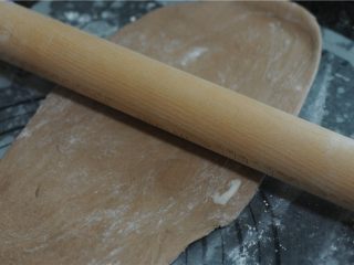 8、巧克力双色卷,分别将两种面团擀成薄片