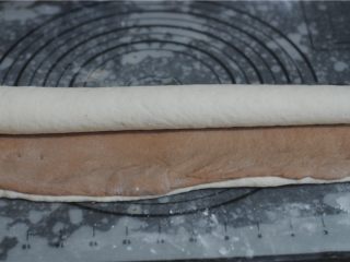 11、巧克力双色卷,从上至下卷起来