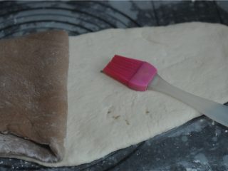 9、巧克力双色卷,白面团上面刷上少许水，将巧克力面团覆盖在上面