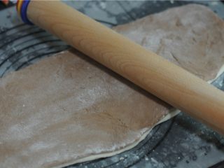 10、巧克力双色卷,再擀一次，让两种面片更好地粘合在一起