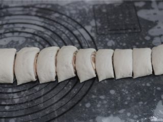 12、巧克力双色卷,切成小剂子