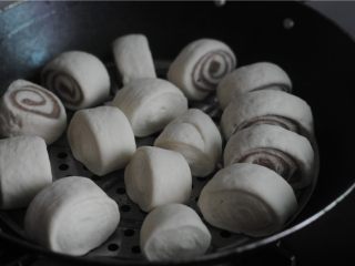 14、巧克力双色卷,盖上锅盖，醒发至两倍大后，大火蒸熟即可