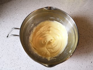 7、重芝士蛋糕,加入香草精搅拌均匀