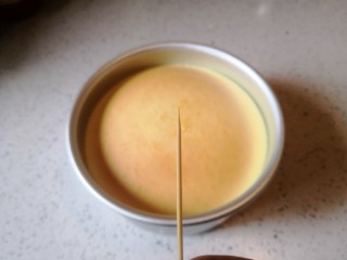 11、重芝士蛋糕,出炉后用牙签插入奶酪蛋糕里，拔出来看牙签上光滑没有粘上奶酪就证明已经烤好啦。