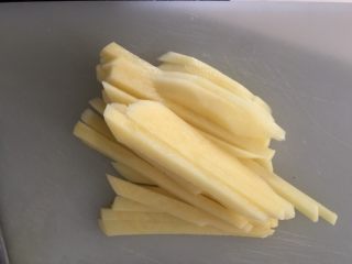 6、土豆沙拉包,再切成2mm厚的条