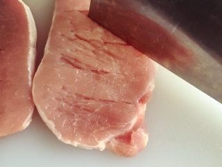 5、小芽早餐-日式炸猪排（烤箱版非油炸） ,用刀背捶打猪排，这样炸猪排肉质会更加鲜嫩哦