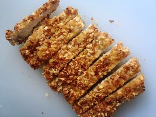 12、小芽早餐-日式炸猪排（烤箱版非油炸） ,将烤好的猪排切开条状，粗细自己掌控哈