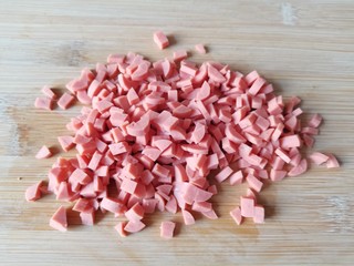 1、手抓饼版火腿肉松酥,火腿肠切丁