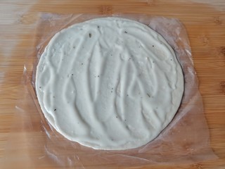 2、手抓饼版火腿肉松酥,手抓饼先涂上一层沙拉酱