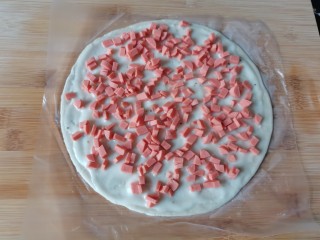 3、手抓饼版火腿肉松酥,放上火腿丁