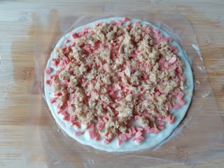 4、手抓饼版火腿肉松酥,再放上肉松