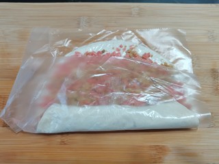 6、手抓饼版火腿肉松酥,从一边慢慢卷起