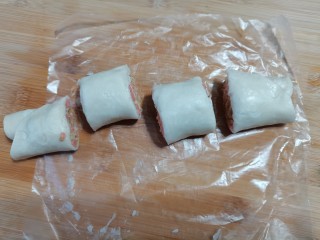 8、手抓饼版火腿肉松酥,切成小段