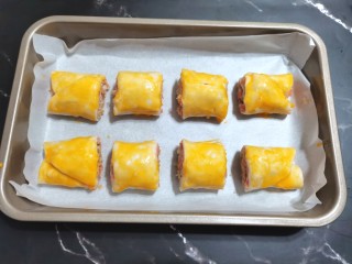11、手抓饼版火腿肉松酥,上面刷一层蛋黄液
