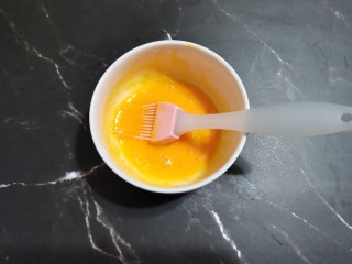 10、手抓饼版火腿肉松酥,蛋黄打散