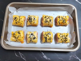 12、手抓饼版火腿肉松酥,散上芝麻