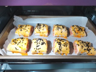 13、手抓饼版火腿肉松酥,放入烤箱