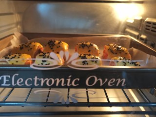 14、手抓饼版火腿肉松酥,上下180度烤15分钟