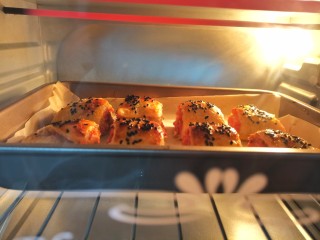 15、手抓饼版火腿肉松酥,表皮慢慢变的酥脆